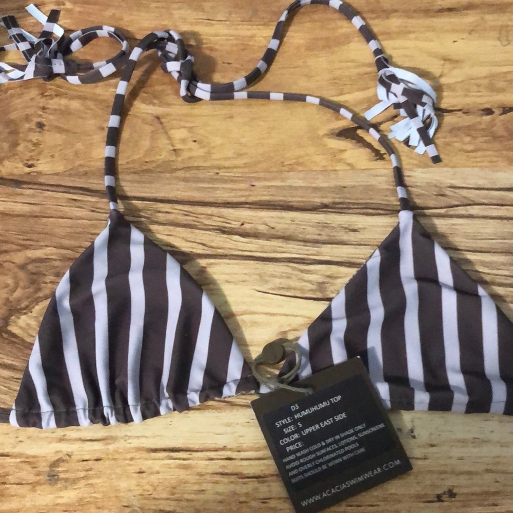 Nwt acacia humuhumu top in upper east side. Size small. So classic!